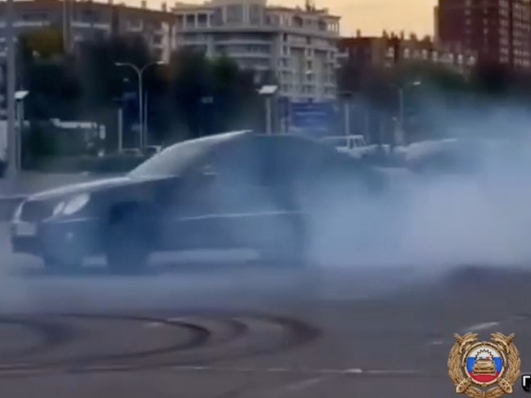 В Красноярске оштрафовали водителя Mercedes за дрифт на парковке ТРЦ «Планета»