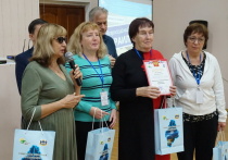 Шрифт Брайля — это система, которая позволяет слепым использовать осязательное письмо, заменяя зрительное