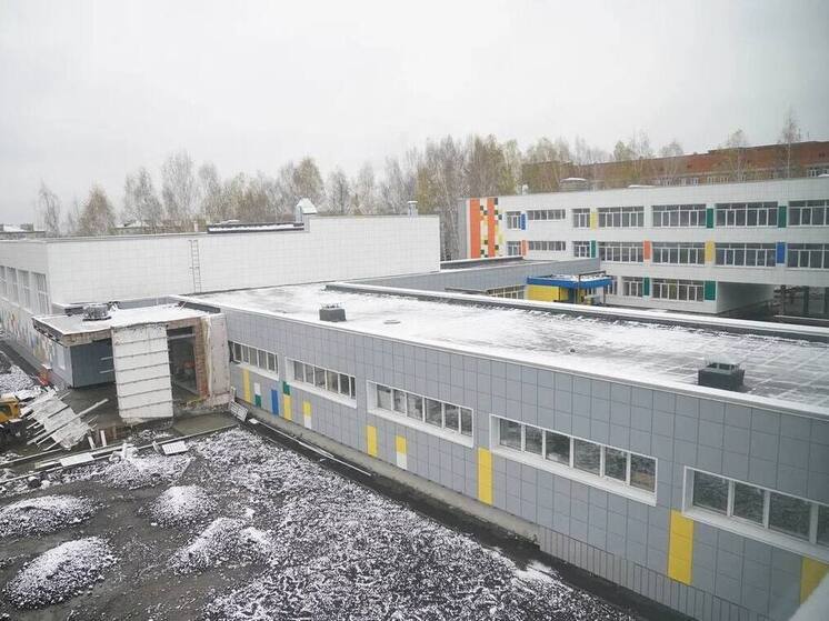 Губернатор Кузбасса проверил ход ремонта школы в Мысках