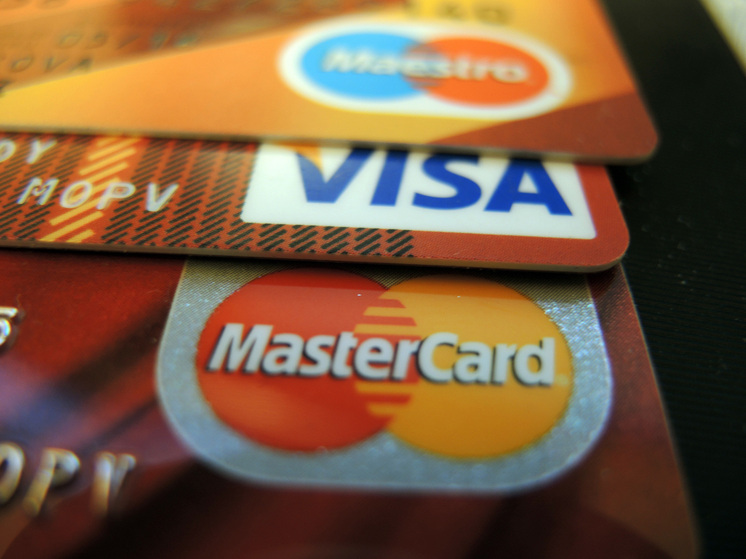 Поэтапный отказ от обращения банковских карт Visa и Mastercard на территории России обусловлен истечением срока действия их защитных сертификатов