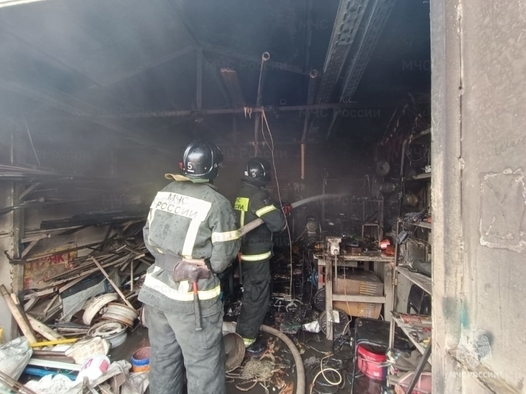 В Орле на Автовокзальной горел гараж