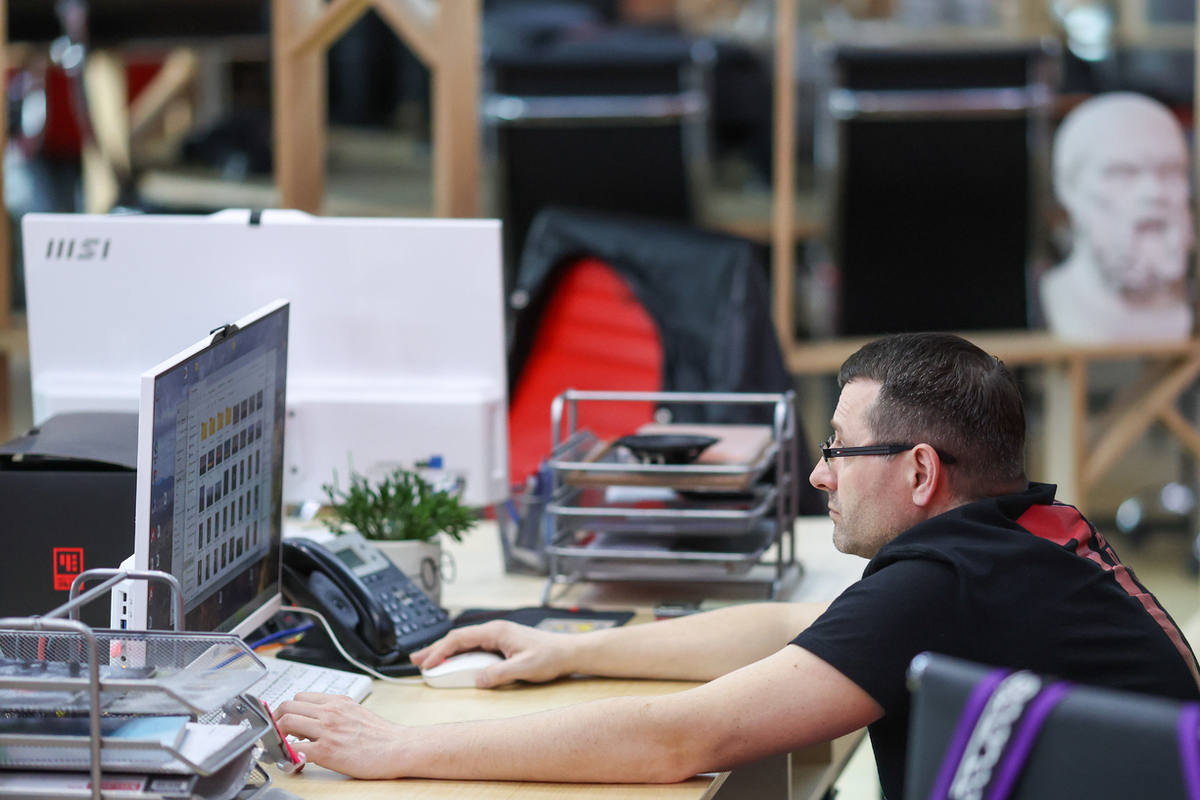 Стало известно о средней продолжительности рабочего дня россиян