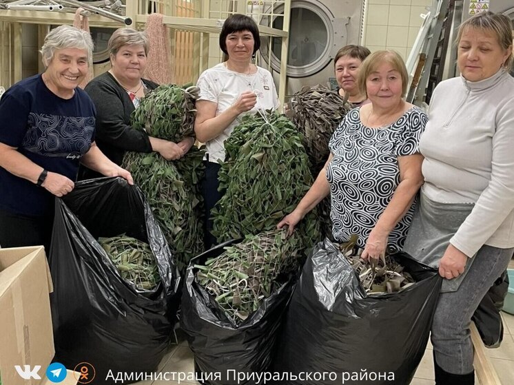 Жители Белоярска плетут масксети для нужд бойцов СВО
