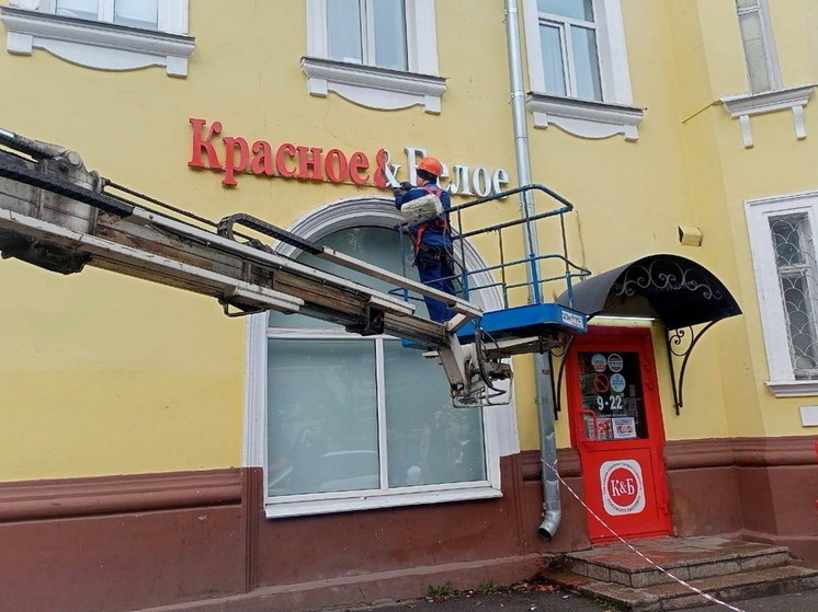 В Череповце с фасадов домов снимают первые вывески алкомаркетов «Красное&Белое»