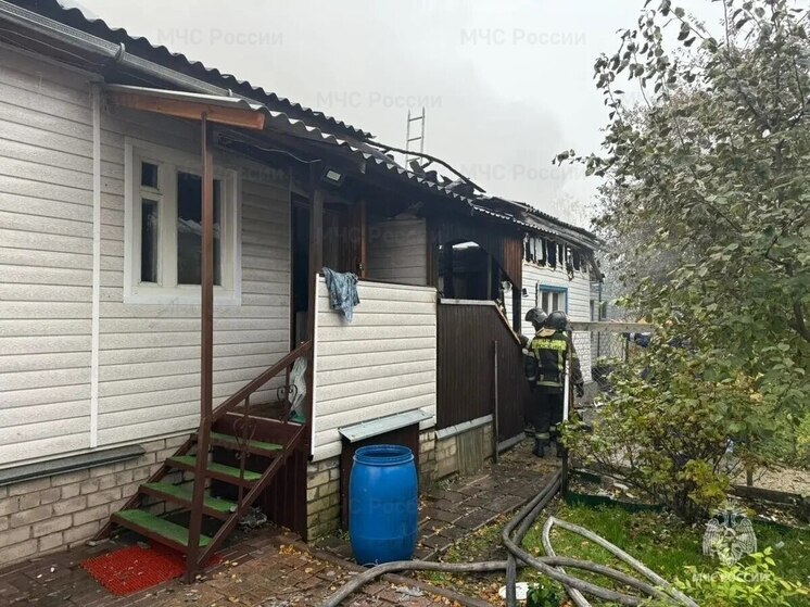 В Петушках из-за позднего звонка пожарным огонь уничтожил частный дом