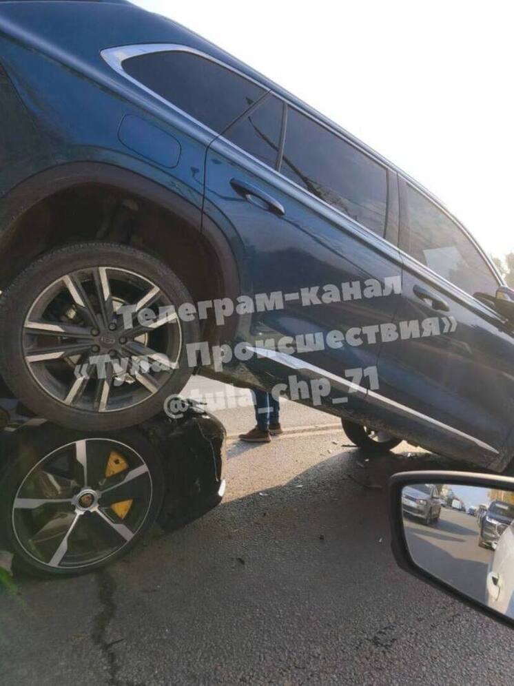 Появились кадры с места ДТП в Туле, где легковушка залетела под кроссовер