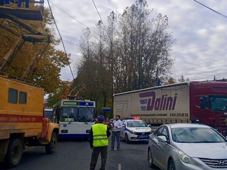 В Великом Новгороде приостановили движение двух троллейбусов из-за обрыва проводов