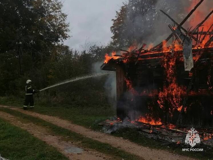 В Солецком округе полностью сгорел жилой дом