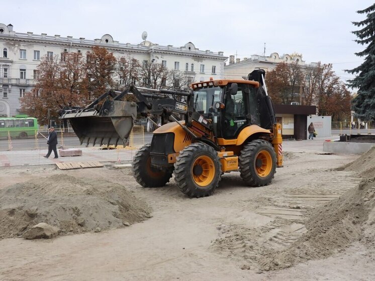 Возле ТЦ «Куряночка» уложили часть тротуарной плитки
