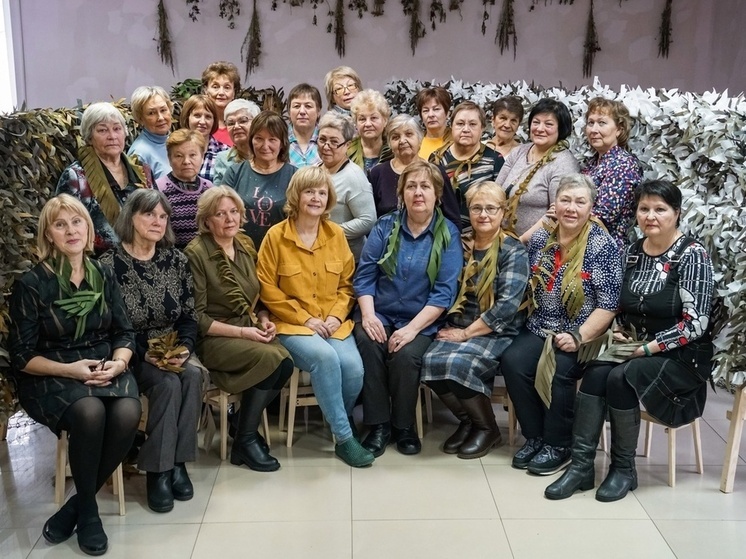 Женщины из Лихославля плетут маскировочные сети для бойцов СВО