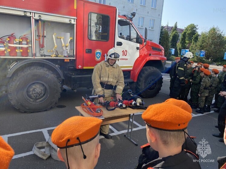 Брянские спасатели провели уроки гражданской обороны для школьников