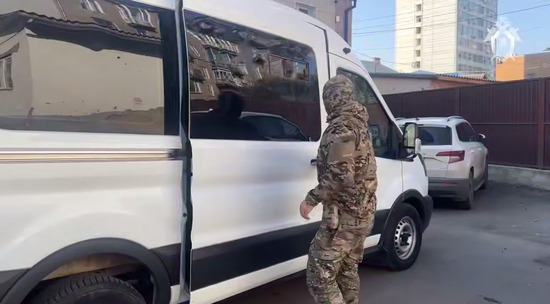 Кадры задержания подростка по подозрению в связях с запрещённой организацией
