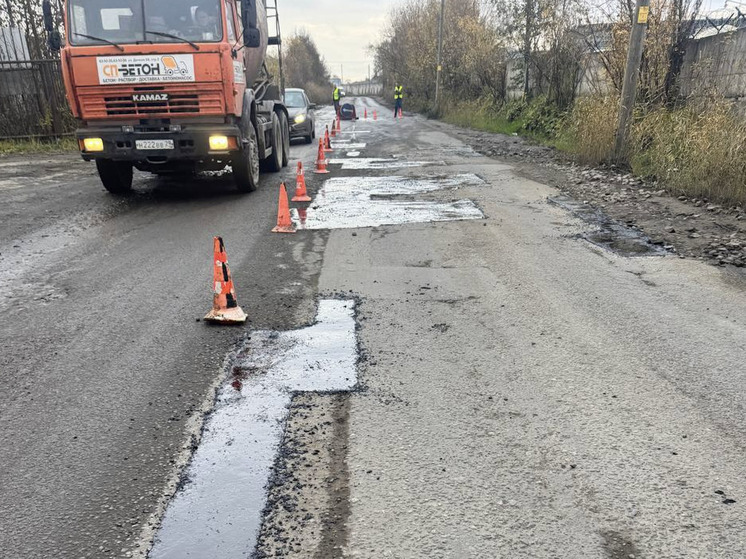 На дорогах Архангельска снова латают ямы