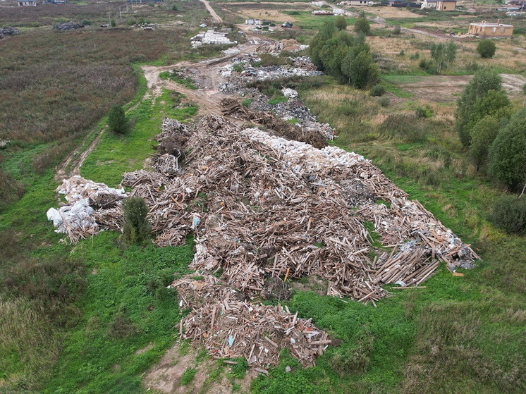 На пустыре в Медведевском районе найдена обширная свалка