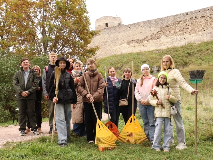 Лицеисты из Пскова вместе с родителями благоустроили тропу к Словенским ключам в Изборске