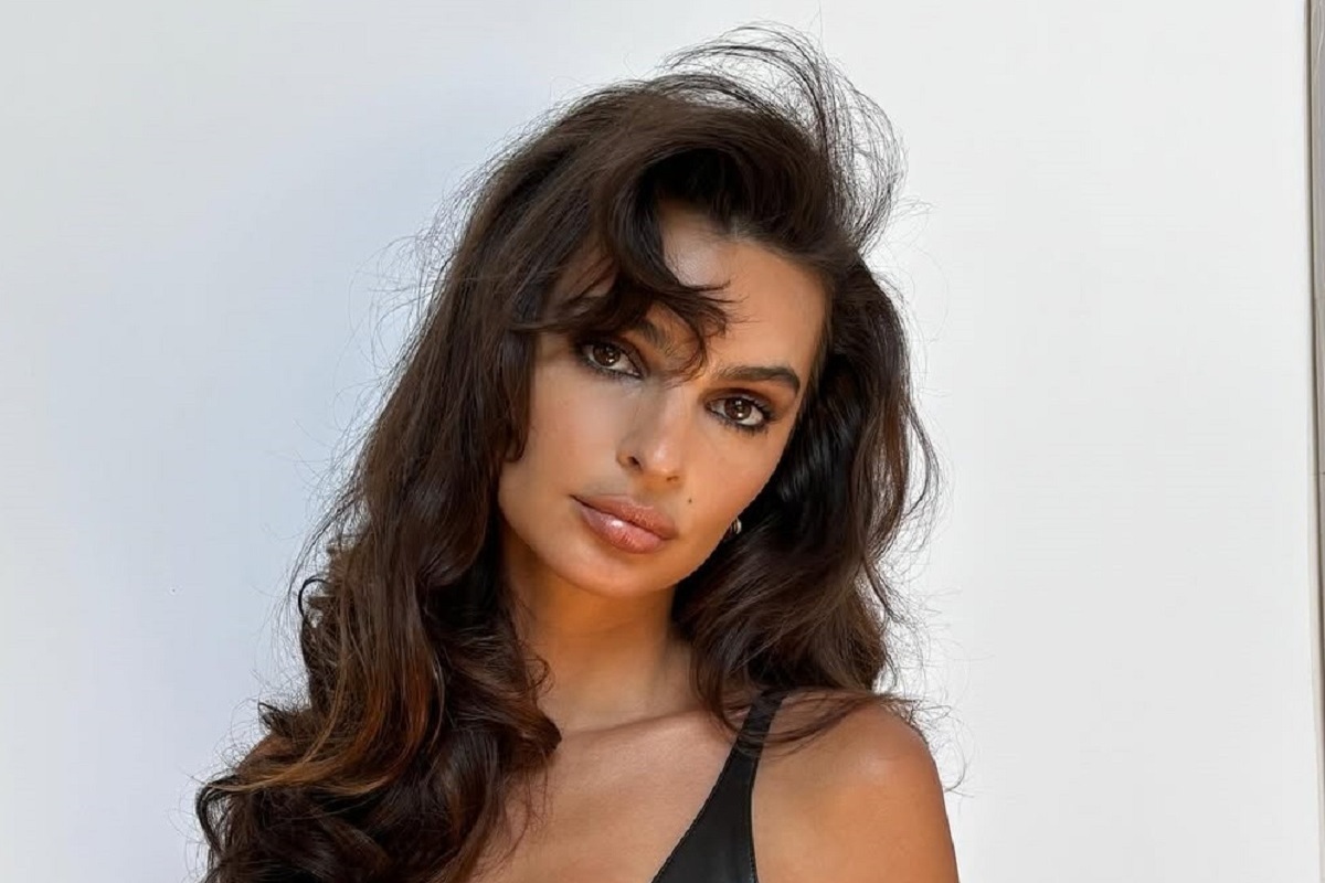 Модель попозировала для новой горячей рекламной кампании