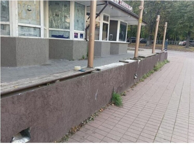 В Великом Новгороде начали поиски владельцев незаконной ограды на Тихвинской