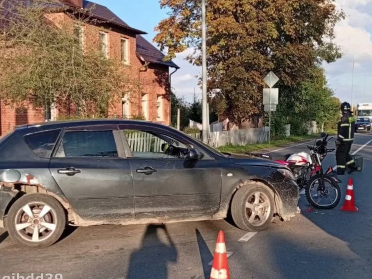 В Калининграде машина сбила мотоцикл с двумя подростками