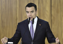 Президент Эквадора Даниэль Нобоа чудом избежал травм после того, как во вторник толпа хулиганов напала на его автомобиль