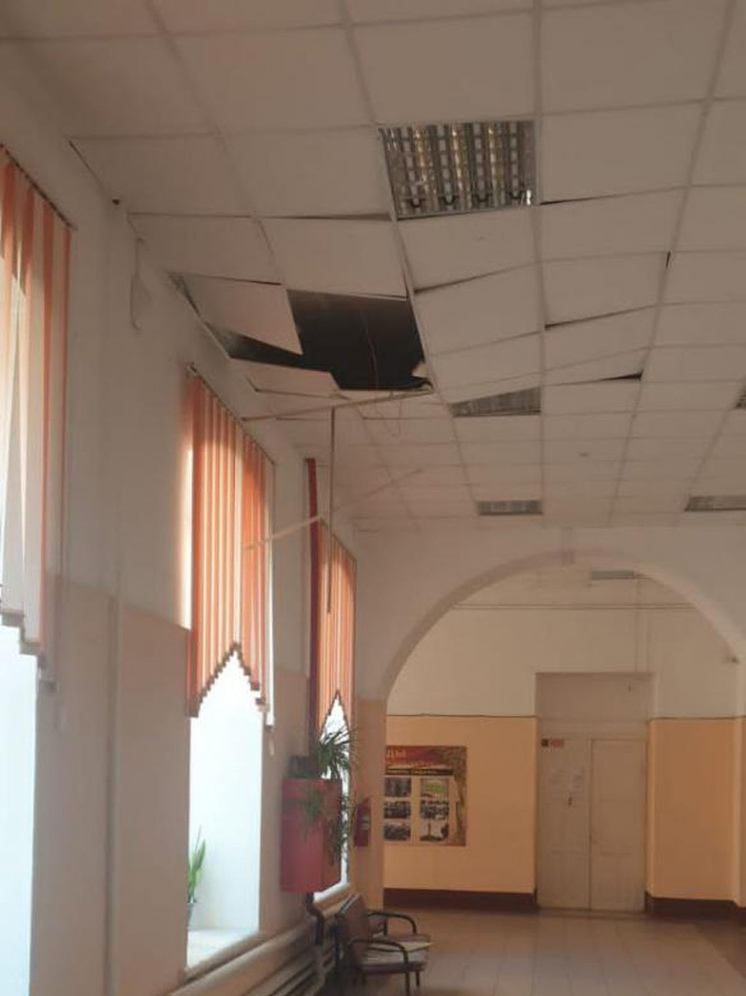 В саратовской школе обрушился потолок
