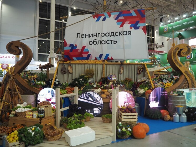 Ленобласть удивила посетителей выставки «Золотая осень» ладьей и рыбой