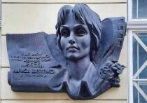 Во Львове демонтировали мемориальную доску известному режиссеру Ларисе Шепитько, которую сняли со здания школы, где она училась