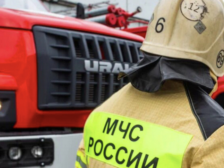 В Новосибирске крупный пожар на складе тушили с привлечением пожарного поезда