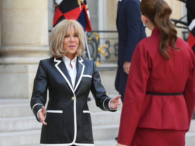 Жена Макрона показала средний палец на благотворительном мероприятии