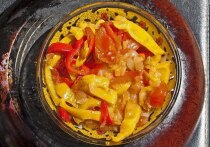 Лечо — это ароматная, сочная и яркая овощная закуска, которую по праву можно назвать одной из самых популярных заготовок на зиму в странах Восточной Европы