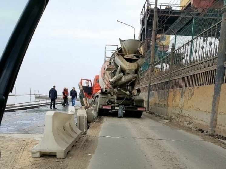 Бетономешалка провалилась на дамбе Нижегородской ГЭС