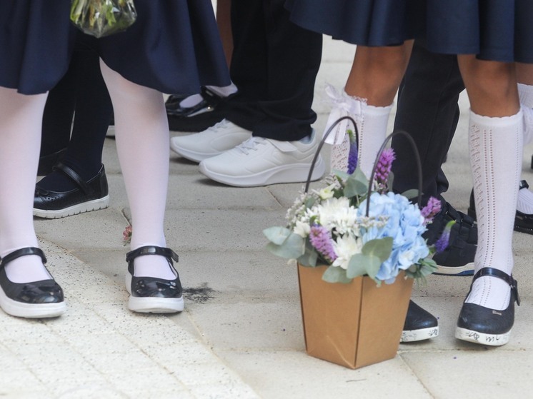 "Эротичный" памятник учительнице с выпирающими сосками возмутил жителей Подмосковья