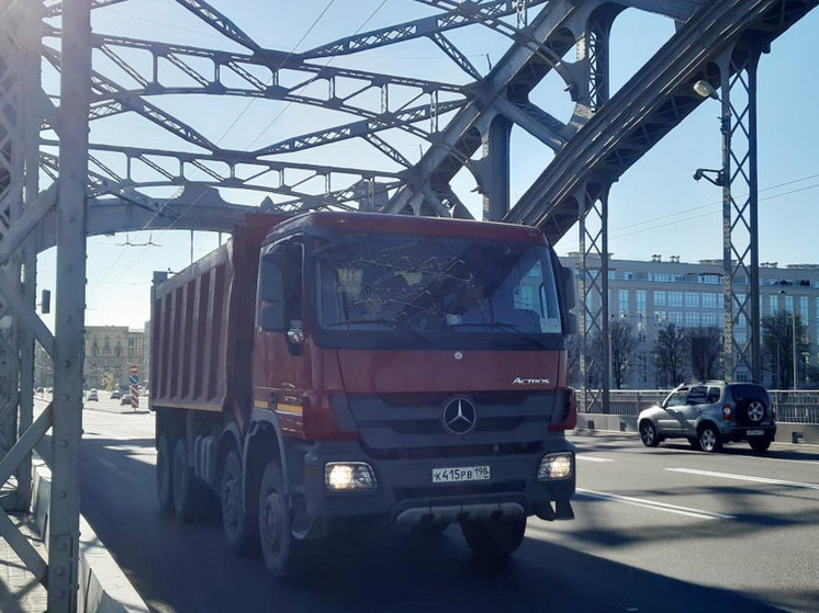 В текущих экономических условиях молодежь выбирает ехать в другие регионы за хорошо оплачиваемой работой, а не оставаться дома, где приходится трудиться за небольшие деньги.