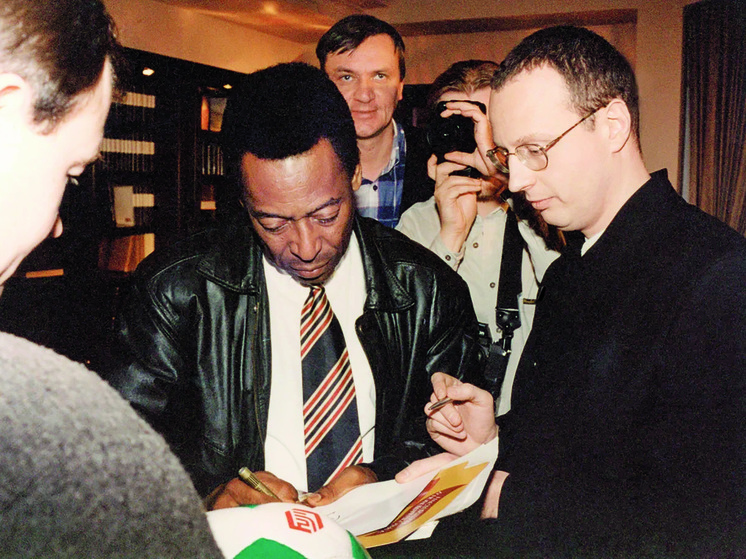 Журналист Вадим Верник поделился отрывками из книги, посвященной великому Пеле