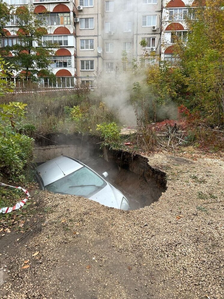 Машина в Липецке провалилась в яму из-за подмыва грунта