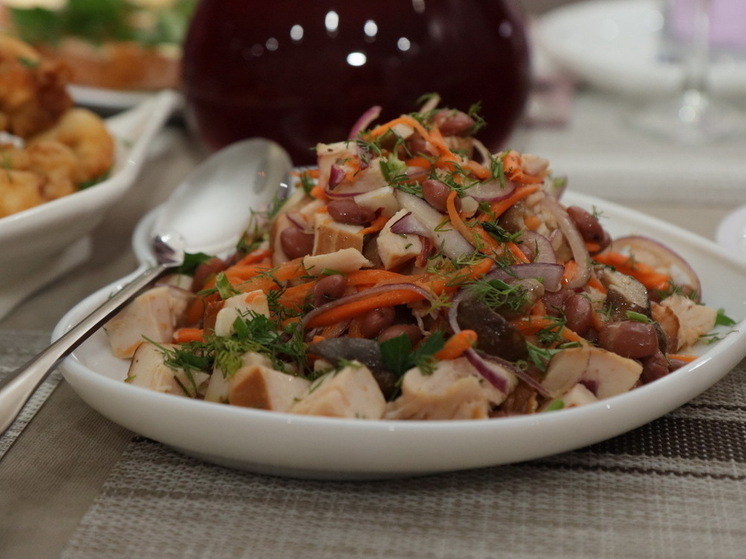 The Sun: вегетарианец съел блюдо с мясом в самолете, подавился и не выжил