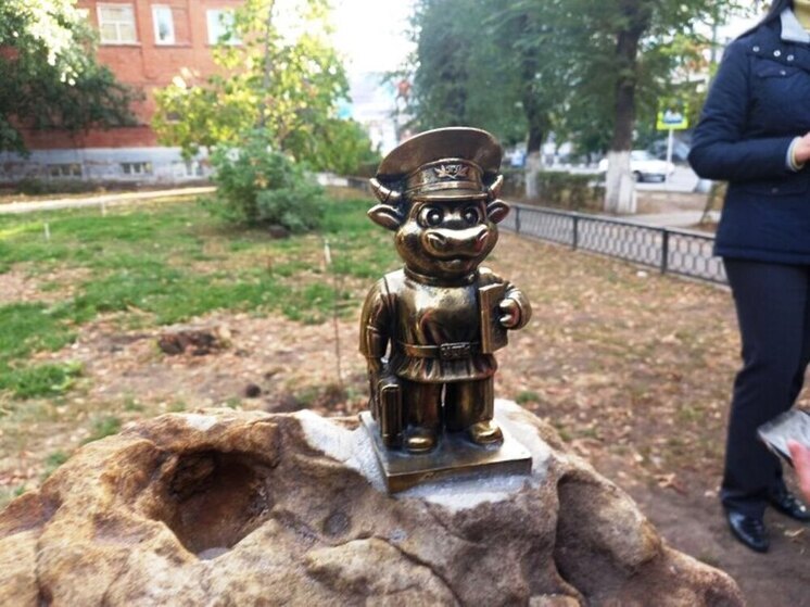 В Энгельсе появился маршрут с бронзовыми фигурками быков