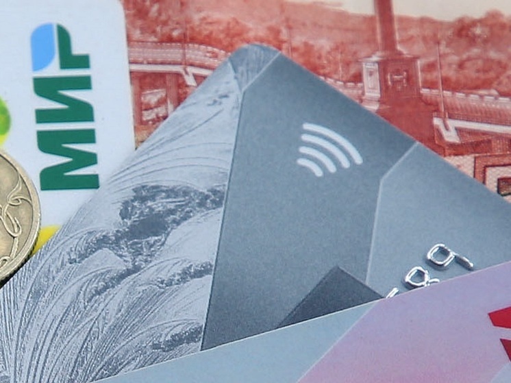 Истекшие карты Visa и MasterCard продолжат работать в России, сказали в ЦБ