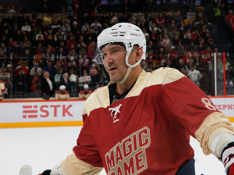 Овечкин подарил онкобольной девочке набор с символикой «Вашингтон Кэпиталз»