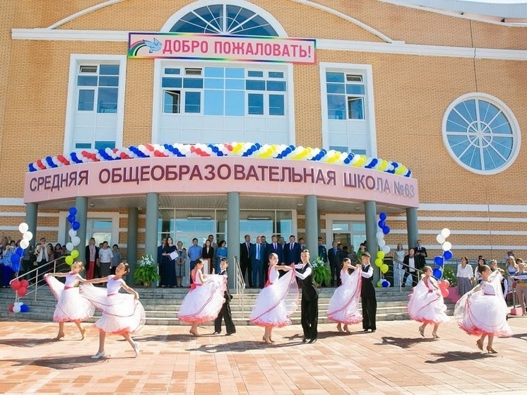 Весной этого года в улан-удэнской средней школе №63 назначен новый директор — уроженец Нукутского района Иркутской области, 35-летний Владислав Тарбаев, ранее руководивший школой №41 в Железнодорожном районе. В интервью «МК в Бурятии» он рассказал о планах работы и интересных нововведениях, которые скоро появятся в школе. 