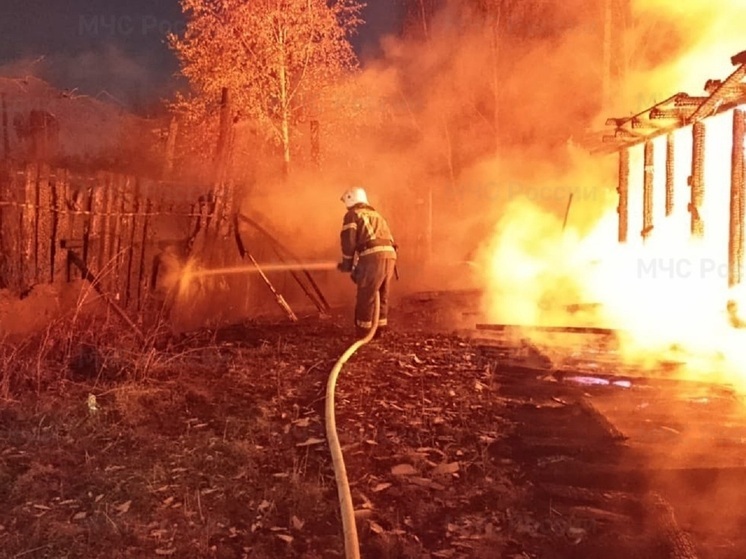 В Екатеринбурге горели хозяйственные постройки на Сибирском тракте