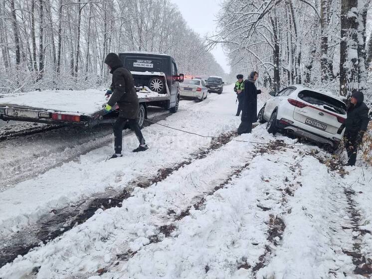 В Ленинске-Кузнецком районе сотрудники дорожной полиции пришли на помощь женщине-водителю, чей автомобиль оказался в кювете