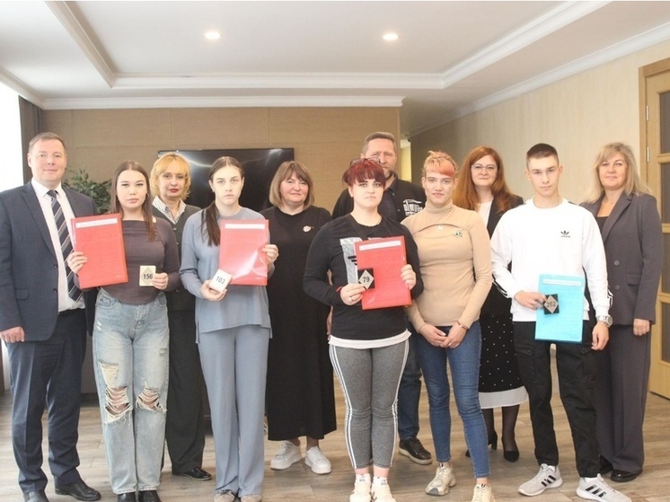 В Орловской области сиротам вручили ключи от новых квартир