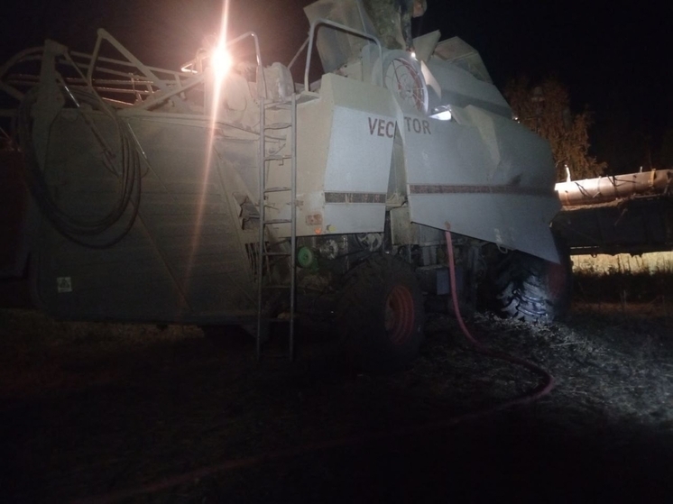 Комбайн «Вектор» горел в Борском районе Самарской области вечером 8 октября