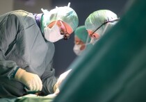 Врачи в Китае говорят, что они пересадили генетически модифицированную свиную печень 71-летнему мужчине, который прожил 171 день после процедуры, и 38 из этих дней орган свиньи был на месте - это первая публикация в рецензируемом журнале