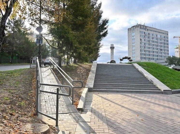 Мэр Хабаровска проверил итоги ремонта улицы Тургенева в районе площади Славы