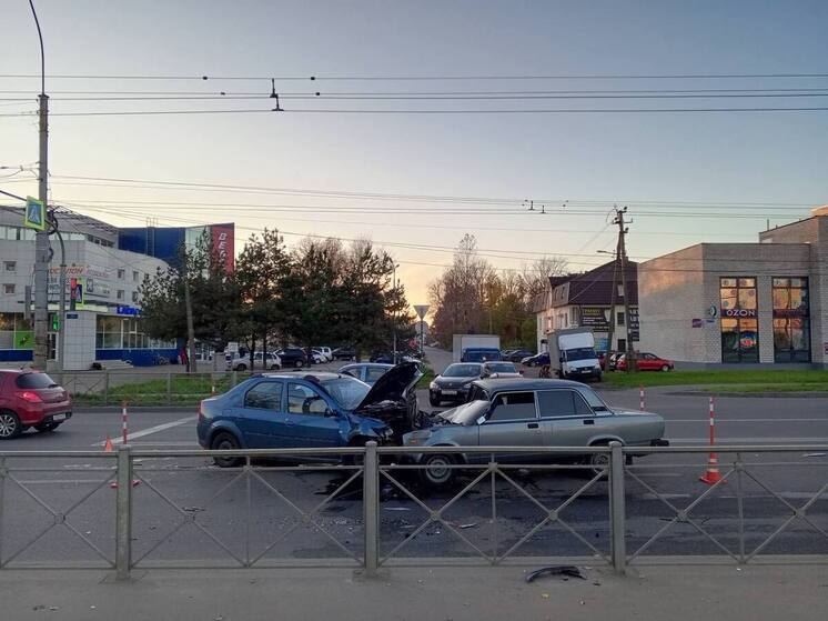 Водитель «ВАЗ» пострадал после выезда на встречку в Великом Новгороде