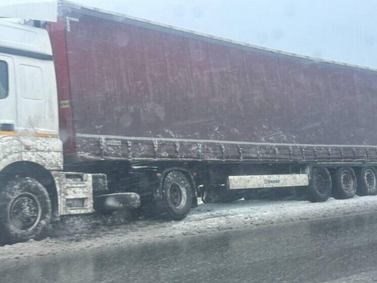 Грузовик съехал в кювет на трассе под Новосибирском