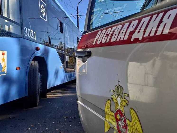 В Севастополе росгвардейцы сняли с крыши троллейбуса пьяного «зацепера»