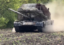 Танковые войска громят неприятеля, лишают его укреплений, а нашей пехоте создают возможности для штурма вражеских позиций