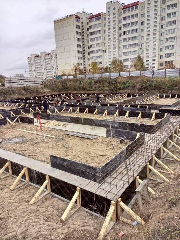 В Омске продолжается строительство нового детского сада на улице Завертяева